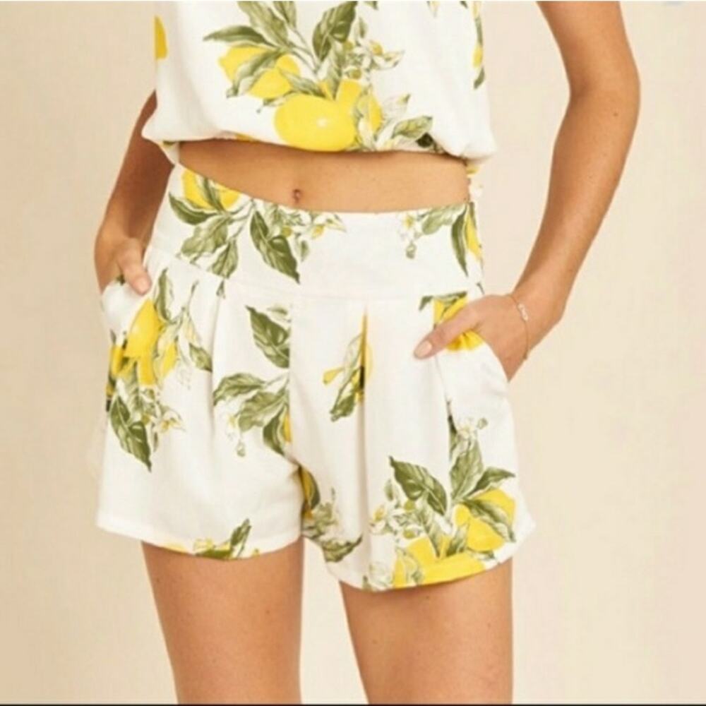 Anthropologie Moon River White Lemon Print Pleated Dressy Preppy Shorts XS